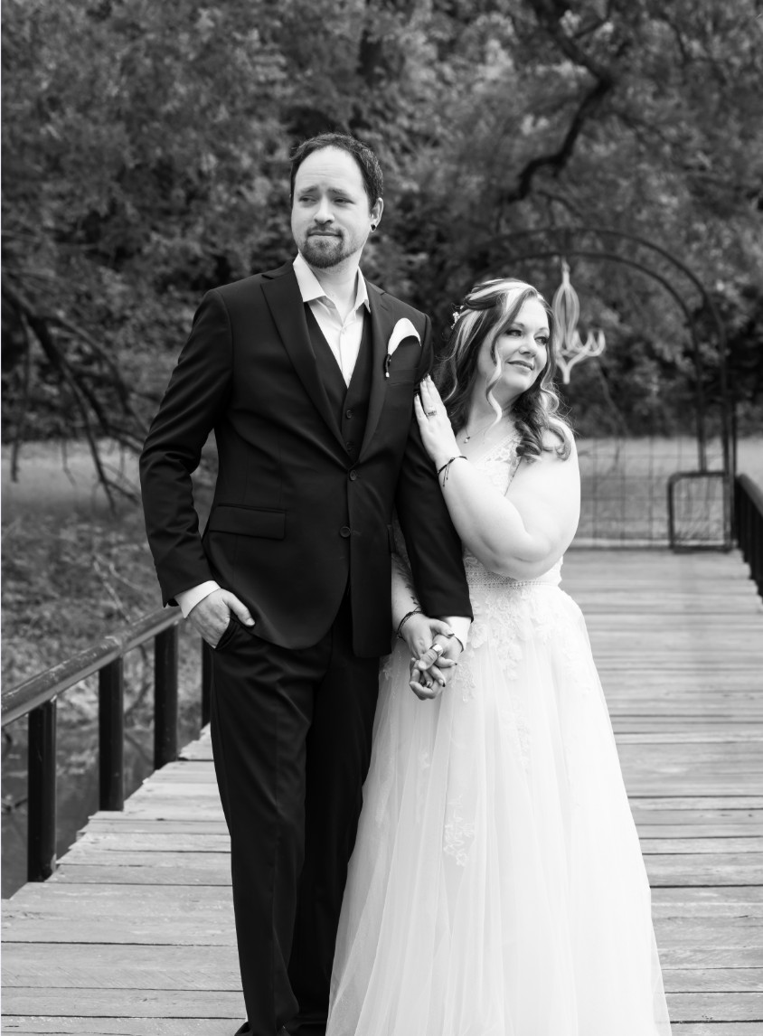 Black and white portrait of a couple on a bridge
